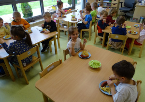 26 Dzieci jedzą grilowana kiełbaskę i frytki